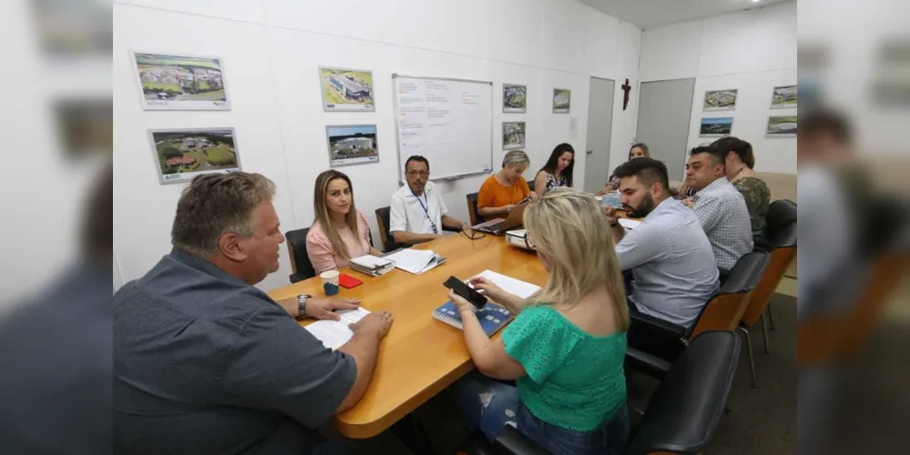 Durante a reunião, os responsáveis explicaram o funcionamento da Escola