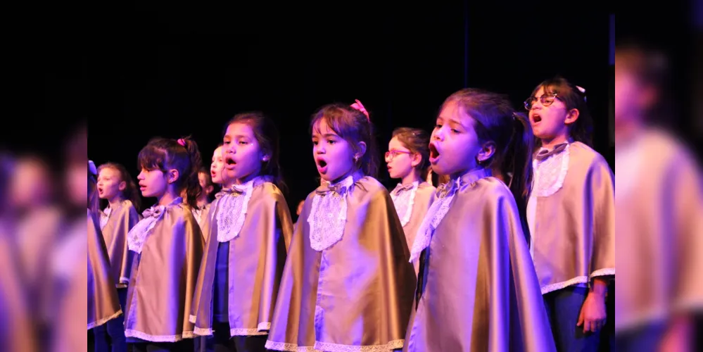 Na segunda-feira (18) os corais das escolas municipais se apresentaram no Cine Teatro Ópera