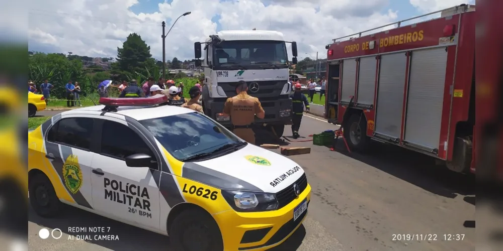 Após a colisão a motocicleta com placas da cidade de Tibagi ficou presa embaixo do caminhão e foi arrastada por alguns metros. 