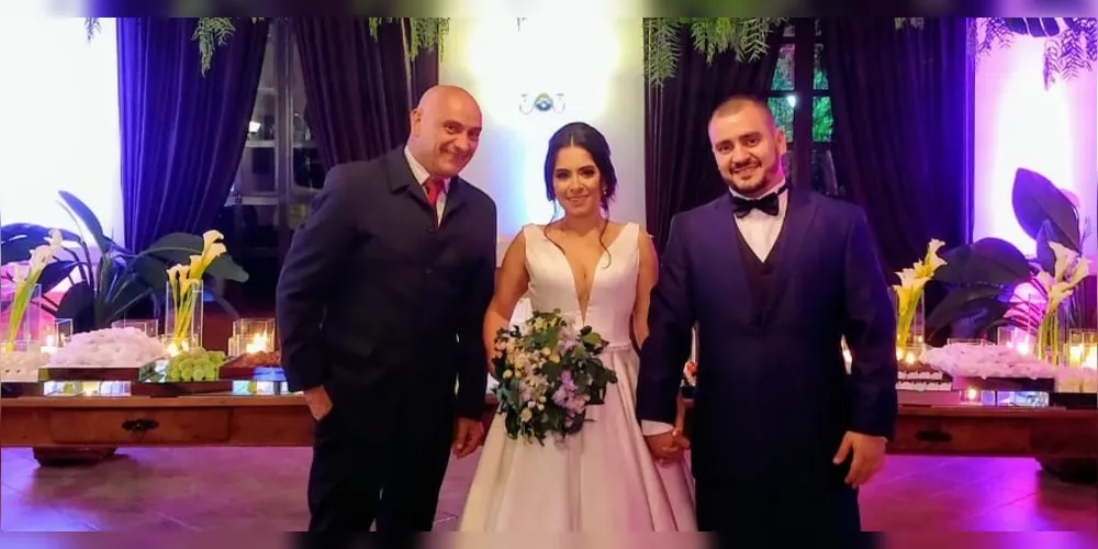 Recentemente nas dependências da Casa Velha Eventos, aconteceu a troca de alianças de Lucas Severo e Amanda Castilho Severo. No registro especial, o casal e Dionny Alves. Da coluna RC os votos de união e alegrias. 