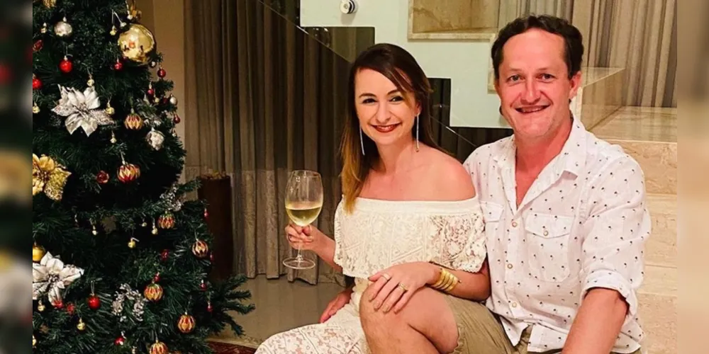 LOVE - Maria Priscila e Fabio Nabozni comemoraram na última terça- feira (7), 20 anos de relacionamento desde que se conheceram, entre namoro e casamento. O casal construiu uma linda história de amor e cumplicidade, desta união nasceram dois filhos, Pedro e Helena, e a cada dia alimentam ainda mais esse amor. Da coluna RC os votos de felicidade infinita ao casal e longos anos de cumplicidade!