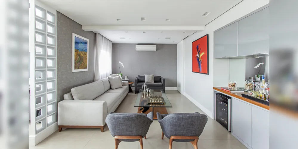 No apartamento, lliving integrado ganhou uma máquina de ar-condicionado na sala de estar