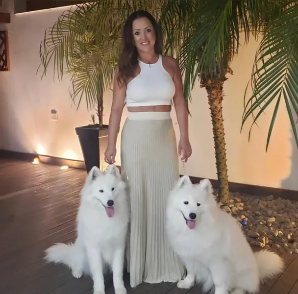 BELA - Isabela de Sá Farhat empresta sua beleza e elegância para a coluna RC desta quinta-feira (16). No registro, Isabela com seus lindos cães, Icaro e Noah.