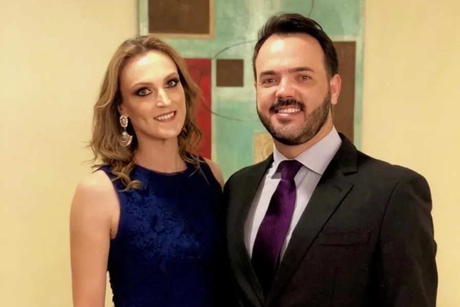INPELLE - A clínica Inpelle Saúde e Beleza, localizada no Palladium Shopping, comandada pelo médico dermatologista Franck Bobato e a fisioterapeuta Valeska Bobato completou na última quinta-feira (15), seu quarto ano de trabalho em nossa cidade. A Inpelle com sua equipe de profissionais tem a cada dia conquistado novos pacientes sendo assim referência no setor, sempre mantendo a essência que se resume em qualidade no atendimento, modernidade e principalmente e mais importante, a humanidade. Essa tríade tem construído a reputação impecável da Inpelle e tem mantido sempre, crescendo a clientela da clínica. Da coluna RC os votos de constante sucesso a toda dedicada equipe de profissionais.
