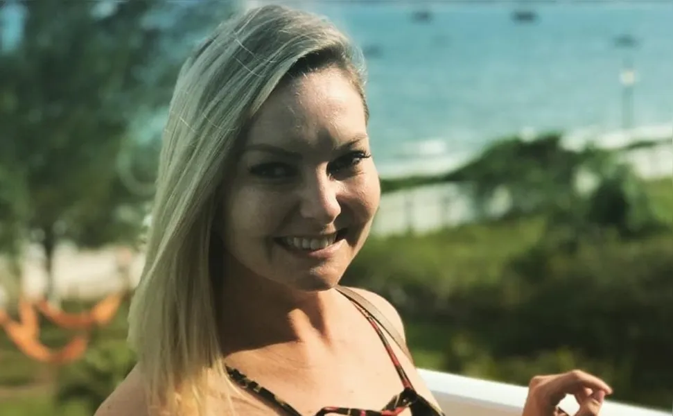 ANIVERSÁRIO - Viviane Mallmann Dareli empresta sua elegância e beleza para coluna deste fim de semana. A competente jornalista comemora seu aniversário na próxima segunda-feira (20). Viviane é um dos rostos conhecidos do jornal local da RPC, e com maestria nos informa sobre os acontecimentos de Ponta Grossa e região. Da coluna RC os votos de sucesso e prosperidade.