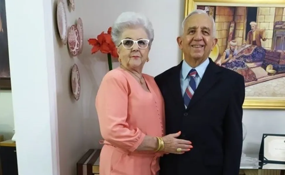 BODAS DE GRANITO– O querido casal Carlos Dirceu e Leda Weingärtner celebram nesta quarta-feira (22), suas bodas de granito, 48 anos de casados. O granito é uma rocha que resulta da junção de diversos minerais. Duro, resistente e belo, representa a união que resiste ao tempo e também o mix de sentimentos como companheirismo, amor, amizade, cumplicidade, fidelidade que sustentam a relação ao longo dos anos. Essa feliz união regada a muito amor e cumplicidade, serve de inspiração para todos, ao construírem uma linda história familiar. Da coluna RC os votos de saúde e alegrias ao casal. 