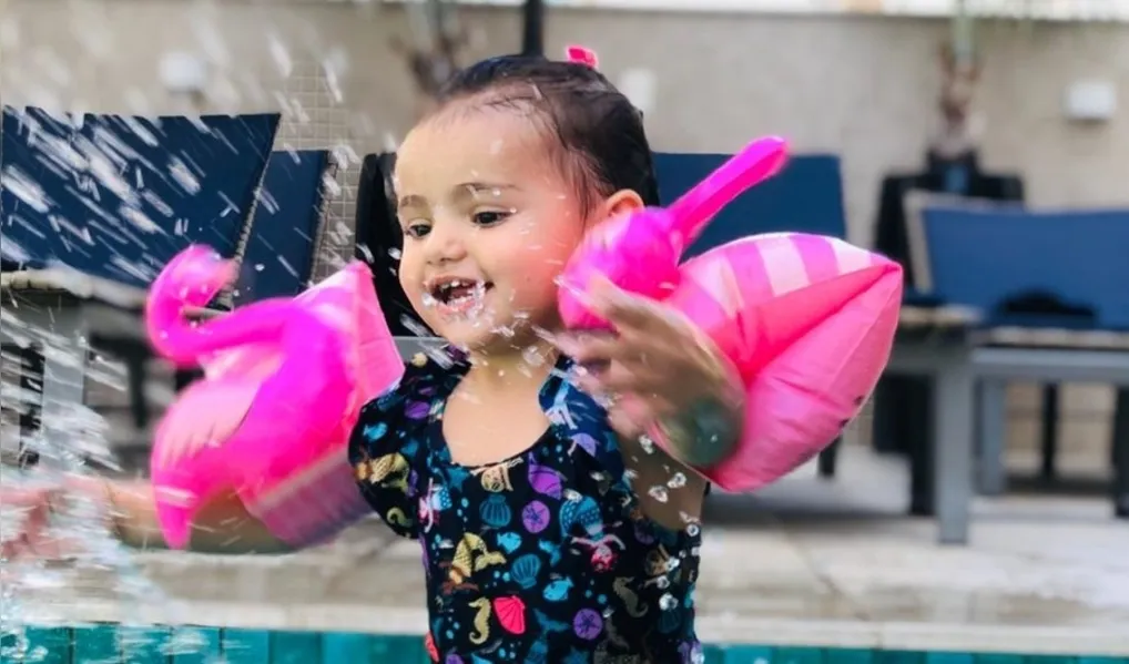 BDAY - Na última quinta-feira (30), Maria Eduarda Cury da Silva, filha do casal Duda Parucker e Thais Cury, foi muito cumprimentada pela chegada de seu segundo aniversário. A princesa festeja nesse sábado (1), seu segundo ano de vida, ao lado de seus familiares no Espaço Princess. Desde sua chegada, Duda, como é carinhosamente chamada pelos íntimos, trouxe alegria, luz e uma nova rotina na vida dos pais Thais e Duda. Graciosa e com um olhar curioso, a pequena encanta a todos por onde passa esbanjando simpatia. Da coluna RC os desejos de alegrias e saúde para a aniversariante e seus pais.