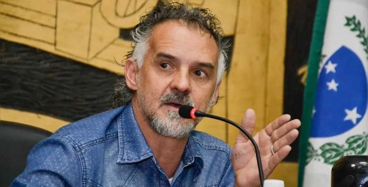 FELICITAÇÕES - O vereador João Florenal da Silva será muito cumprimentado neste sábado (01), pela passagem de seu aniversário. Florenal, como é conhecido, está cumprindo o seu primeiro mandato de vereador, prometendo fiscalizar o poder público, contribuindo com o desenvolvimento de nossa cidade. Da coluna RC o desejo de sucesso em sua caminhada.