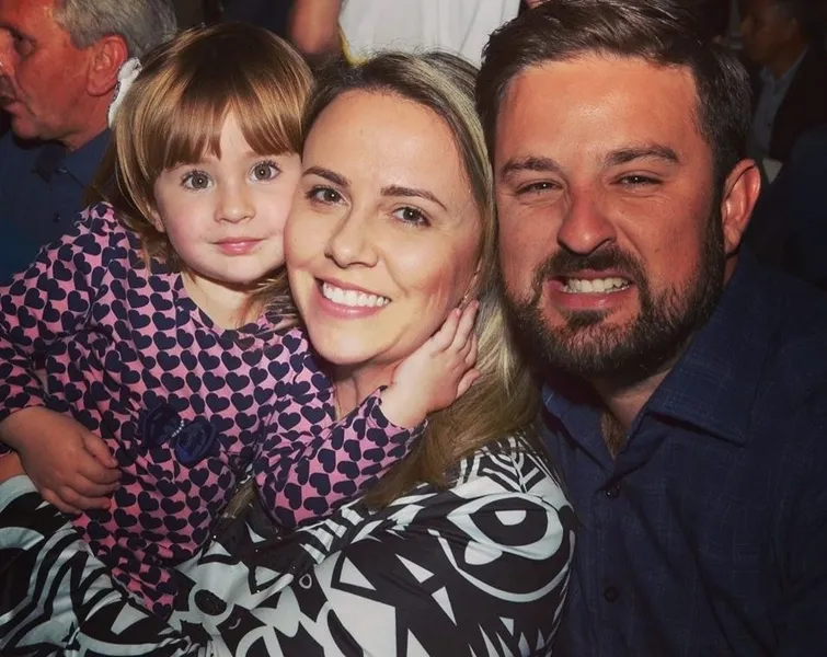 BRINDE A VIDA - Jacielen França de Oliveira será muito cumprimentada pela passagem de seu aniversário nesta quarta-feira (19). No registro especial, Jacielen com seu marido Victor Oliveira e sua filha, a doce Maria Luiza de Oliveira. Da coluna RC os votos de alegrias e saúde.