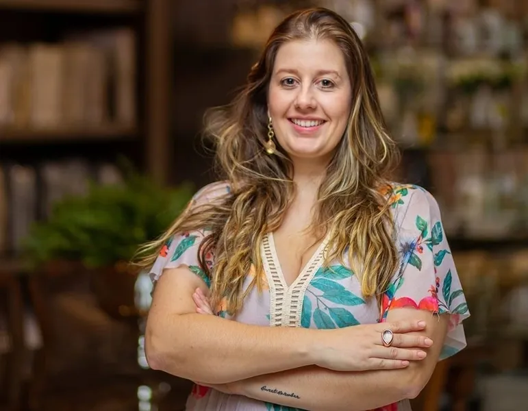 FELICITAÇÕES – Rubia Dal Col Barros Mendes receberá as felicitações pela passagem de seu aniversário na próxima sexta-feira (21). Da coluna RC os votos de felicidades e sucesso.