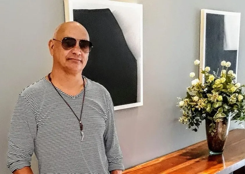 BDAY - Um dos mais famosos profissionais do ramo da moda em Ponta Grossa e região, sendo um idealizador dos primeiros cursos de modelo e manequim da cidade, Dionny Alves, estréia na próxima segunda-feira (24), idade nova com celebração íntima entre amigos e familiares. Da coluna RC os votos de alegrias e sucesso! 