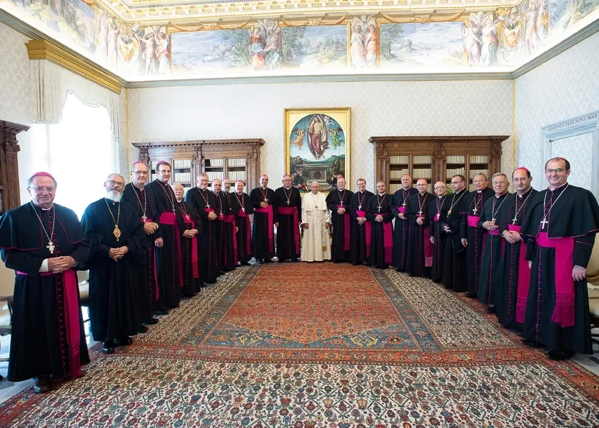 DESTAQUE - Foto oficial dos bispos do Paraná em visita ao Papa Francisco, que ocorreu nesta semana. Na comitiva o bispo da Diocese de Ponta Grossa, dom Sergio Arthur Braschi, representou os católicos de Ponta Grossa e região.