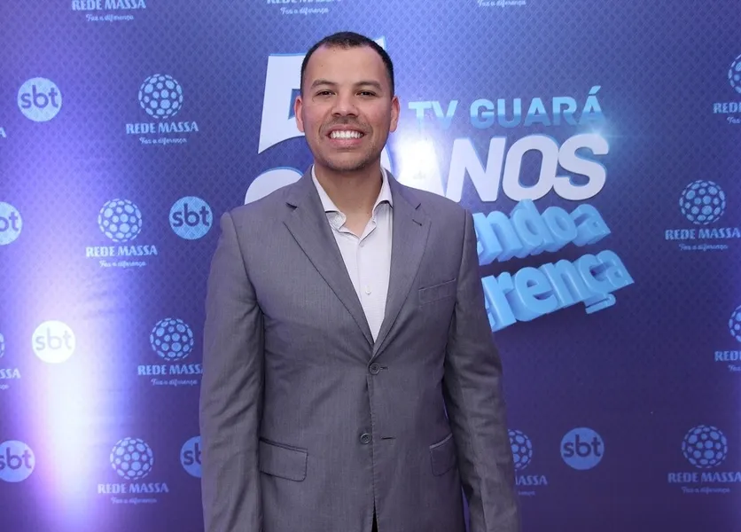BRINDE A VIDA - O Diretor da TV Guará Fábio Góes foi muito cumprimentado pela passagem de seu aniversário na última terça-feira (25). Fabio vem fazendo um ótimo trabalho, cada vez mais levar informações e acontecimentos locais para os telespectadores da conceituada emissora. Da coluna RC os votos de prosperidade e sucesso