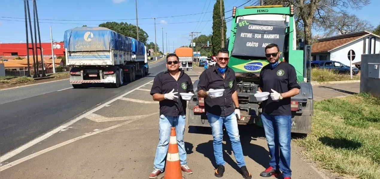 Proprietários do ramo de transporte e voluntários oferecem almoço gratuito aos motoristas
