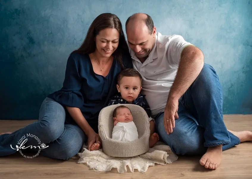 PORTRAIT – No registro em família, em um momento recheado de afeto e alegria, o casal Felippe e Fernanda Vargas com seus filhos, Lucca e Theo.