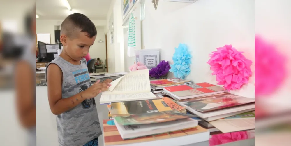 Os moradores da região do Gralha Azul, em Ponta Grossa, passaram a contar com livros de literatura, escolares, apostilas, revistas, entre outros.