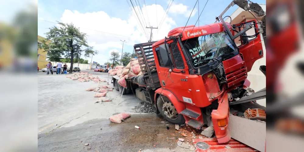 Avenida Visconde de Taunay ficou aproximadamente seis horas interditada após acidente envolvendo caminhão e caminhonete.