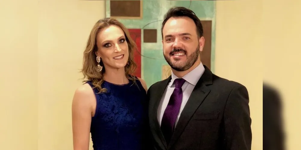 INPELLE - A clínica Inpelle Saúde e Beleza, localizada no Palladium Shopping, comandada pelo médico dermatologista Franck Bobato e a fisioterapeuta Valeska Bobato completou na última quinta-feira (15), seu quarto ano de trabalho em nossa cidade. A Inpelle com sua equipe de profissionais tem a cada dia conquistado novos pacientes sendo assim referência no setor, sempre mantendo a essência que se resume em qualidade no atendimento, modernidade e principalmente e mais importante, a humanidade. Essa tríade tem construído a reputação impecável da Inpelle e tem mantido sempre, crescendo a clientela da clínica. Da coluna RC os votos de constante sucesso a toda dedicada equipe de profissionais.