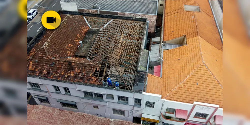 Imagens mostram operários atuando em imóvel que está sendo demolido. Mesmo em cima do telhado, a dupla não usa equipamentos de proteção