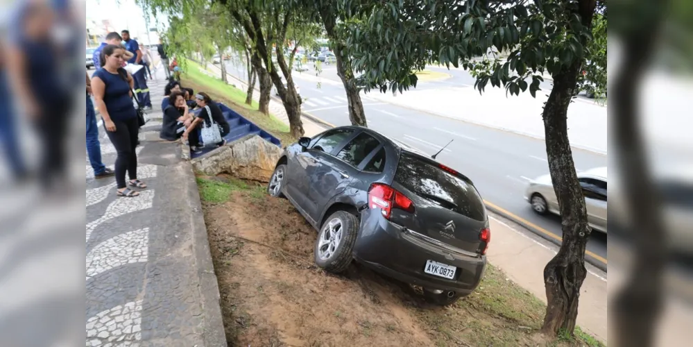 Por conta da inclinação do terreno, poderia ter tombado e caído no acesso à estação rodoviária de Ponta Grossa.