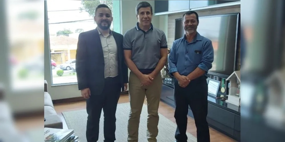 Álvaro Góes, recebeu nesta terça-feira (21) a visita do presidente do partido Avante em Ponta Grossa, Romualdo Camargo, e de Gustavo Martinkoski;