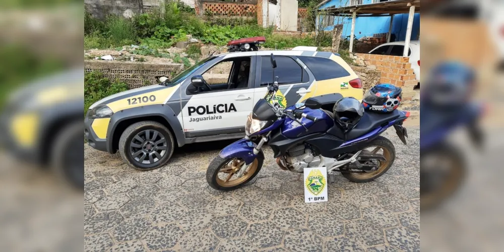 Moto usada na fuga da dupla foi apreendida e levada à delegacia da Polícia Civil