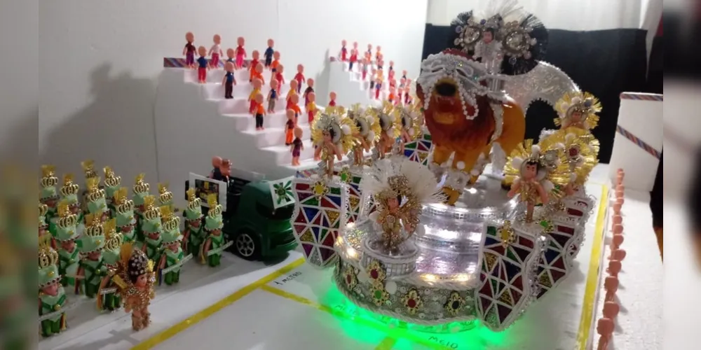 Imagem ilustrativa da imagem Professor de PG produz maquetes em miniatura de blocos de Carnaval