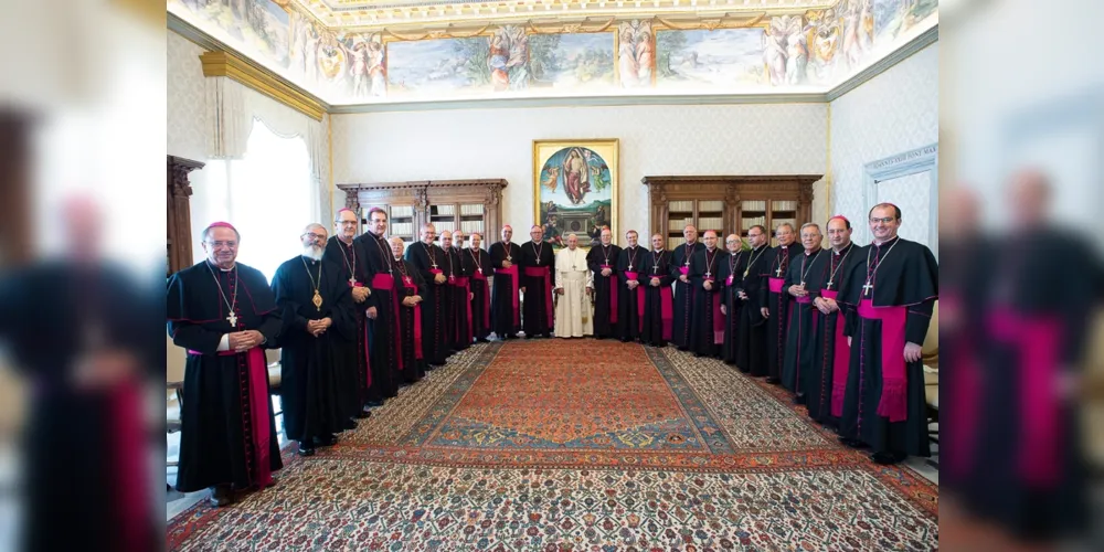 DESTAQUE - Foto oficial dos bispos do Paraná em visita ao Papa Francisco, que ocorreu nesta semana. Na comitiva o bispo da Diocese de Ponta Grossa, dom Sergio Arthur Braschi, representou os católicos de Ponta Grossa e região.