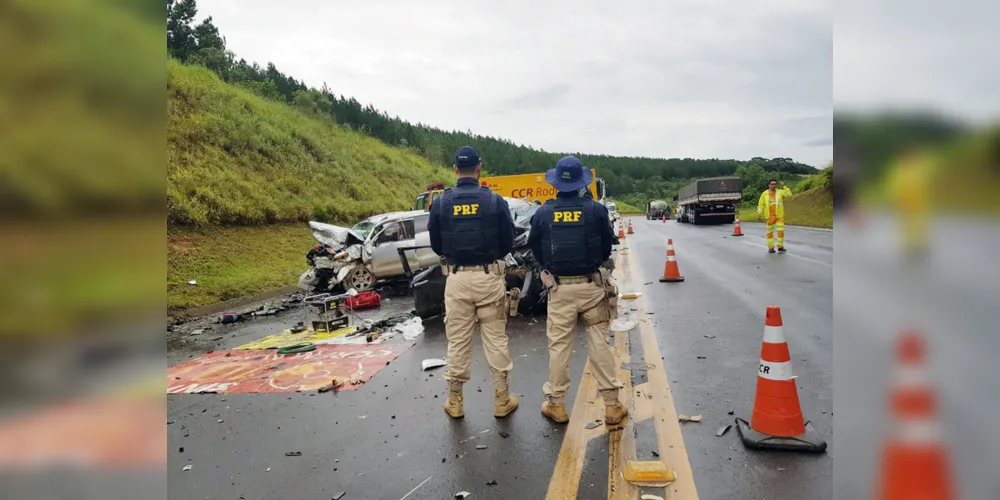 Na BR-376, uma colisão envolvendo duas caminhonetes deixou uma mulher morta e outros cinco feridos