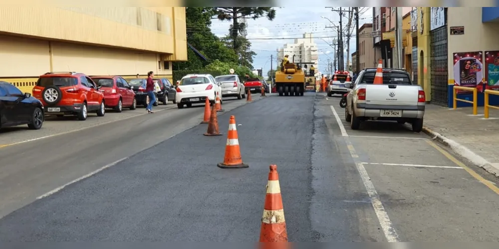 Troca de parte do asfalto fez com que o fluxo de veículos ficasse em meia pista