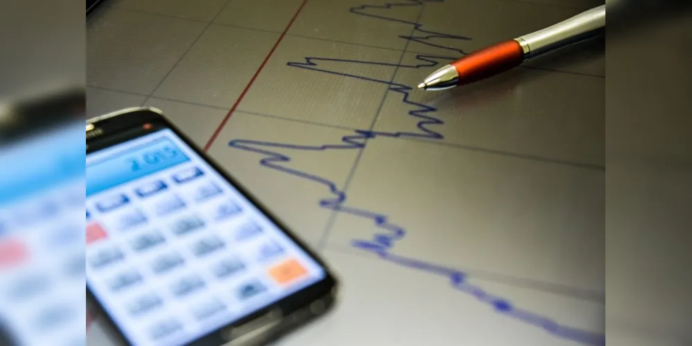 Imagem ilustrativa da imagem Bolsa cai 14% e dólar fecha acima de R$ 5 pela 1ª vez