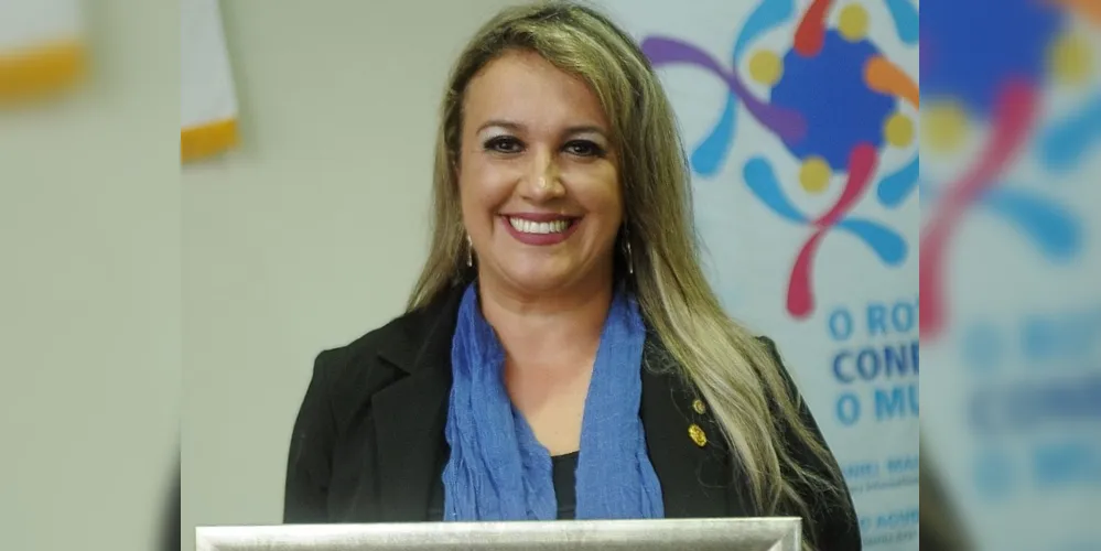  RECONHECIMENTO - Tathy Scorsin recebe homenagem do Rotary Ponta Grossa Vila Velha. Em reunião festiva, a empresária Thatiana Scorsin recebeu na noite do dia 18, quarta-feira, uma homenagem do Rotary Clube de Ponta Grossa Vila Velha, pelos relevantes serviços prestados durante sua gestão (2016-2017). Na ocasião o presidente do clube, Romualdo Camargo agradeceu a presença e enalteceu o trabalho desenvolvido no Rotary e na comunidade pela empresária do ramo do transporte.