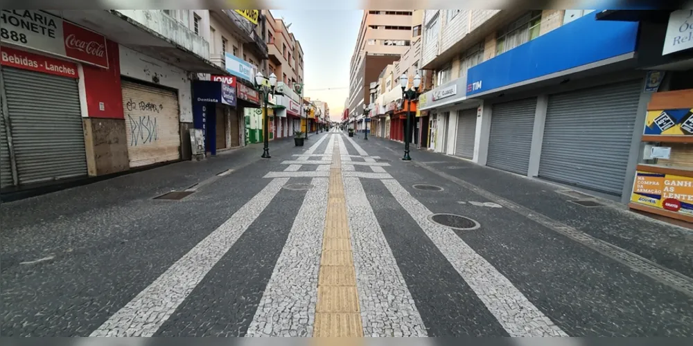 Decreto municipal prevê que apenas serviços essenciais sigam abertos; Desobediência pode gerar multa de R$ 418 mil