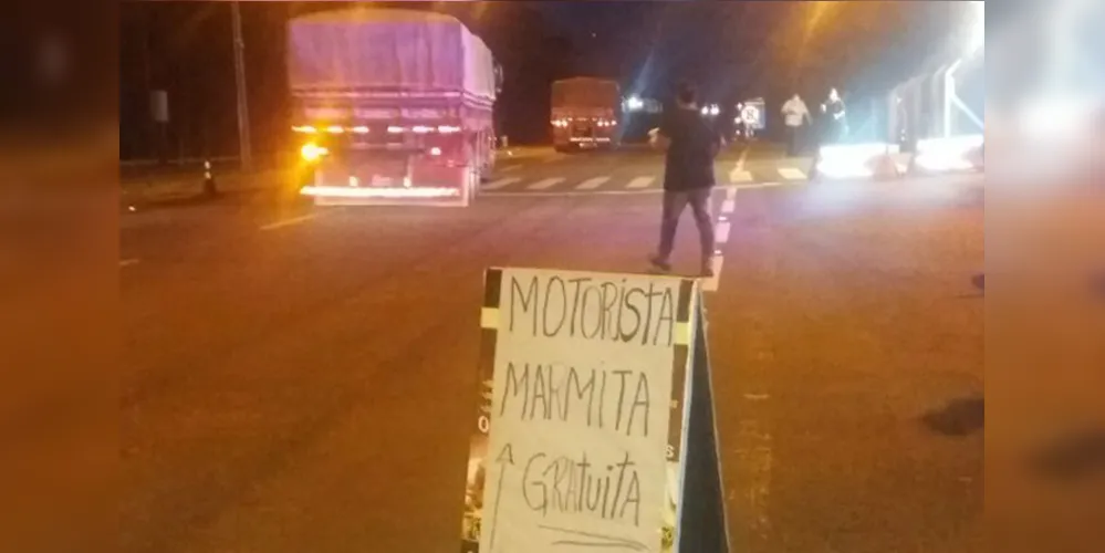 Torcedores distribuíram mais de 90 marmitas a caminhoneiros na BR-376