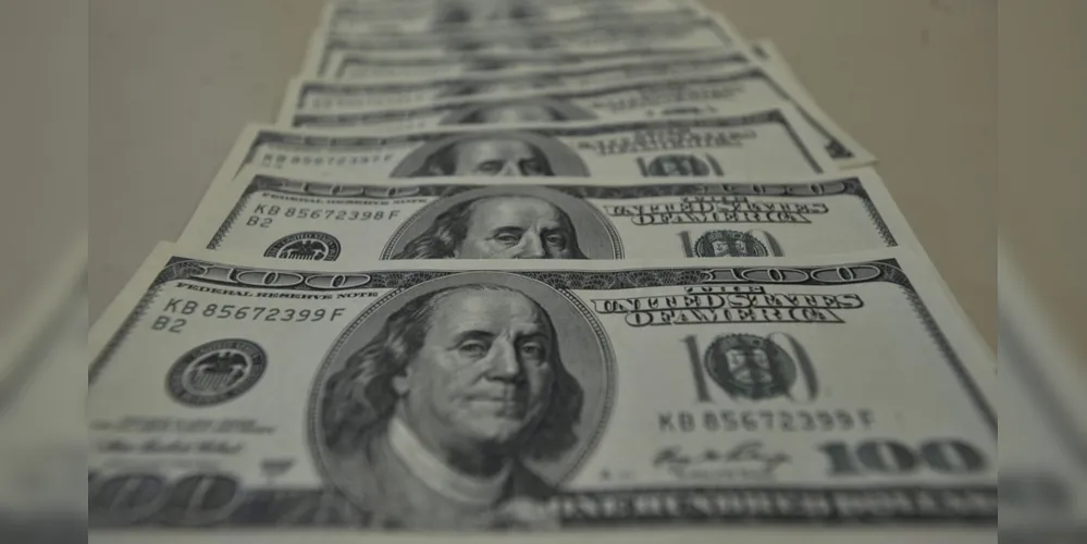 Imagem ilustrativa da imagem Dólar fecha a R$ 5,26 e volta a bater recorde nominal