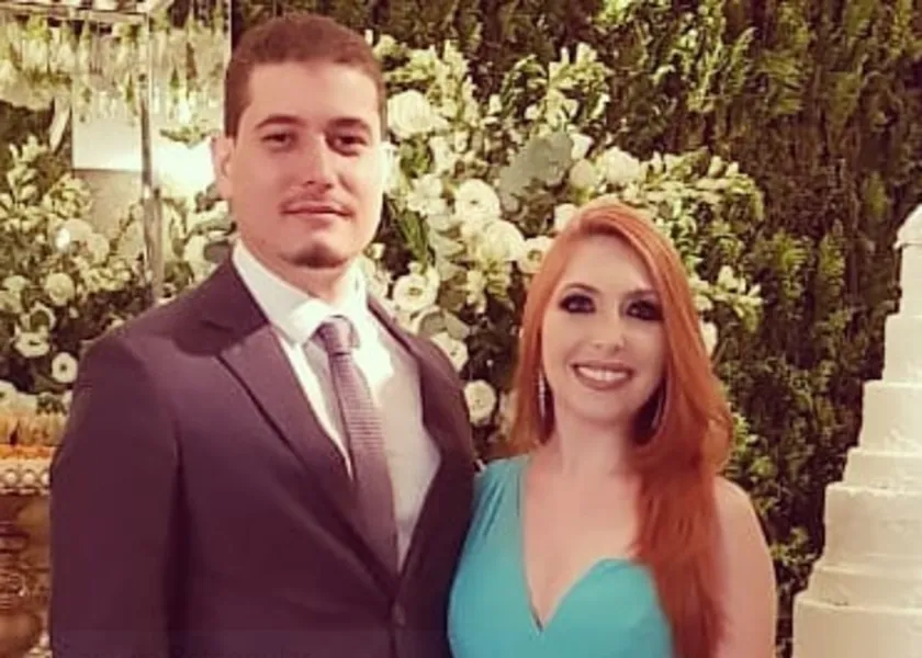 NOVO CICLO - O advogado Jonathas Lupion será muito cumprimentado nesta quinta-feira (21), pela passagem de seu aniversário. No registro especial, Jonathas e sua esposa Fernanda Dutra. Da coluna RC os votos de alegrias e prosperidade.