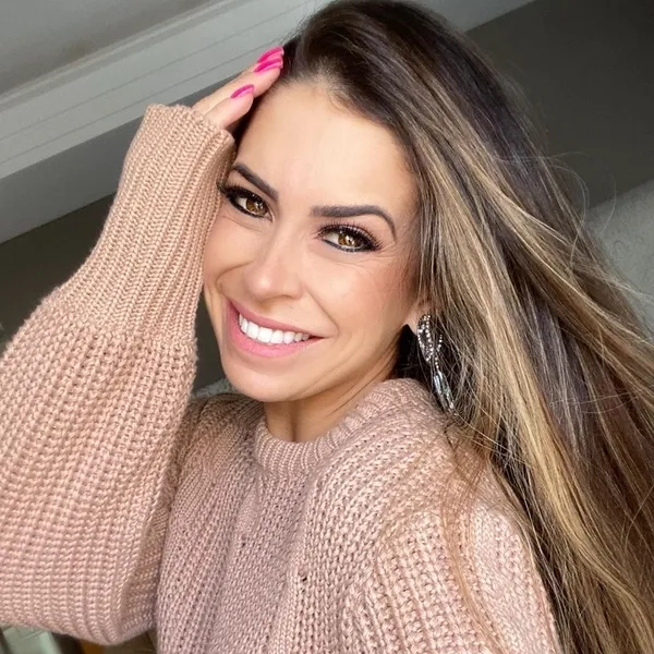 TROCA DE IDADE - A competente profissional da Odontologia Marina Pellissari, será muito cumprimentada pela passagem de seu aniversário na próxima segunda-feira (25). A data será comemorada ao lado de seu marido Leonardo Pellissari e seus filhos Bernardo e Maria, na intimidade familiar.  Da coluna RC os votos de alegrias e prosperidade