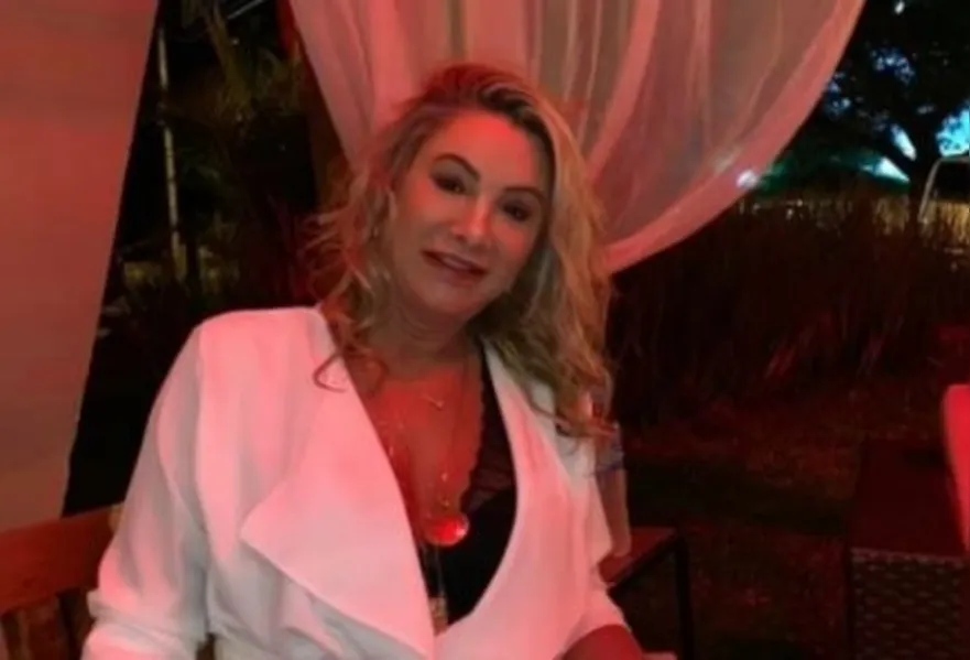 NOVO CICLO- Rosani Diavan é uma das mulheres mais belas da sua geração. Discreta, é uma das damas da sociedade princesina. Neste sábado (23), ela festeja a troca de idade. Da coluna RC os votos de muita saúde e alegrias na sua feliz caminhada