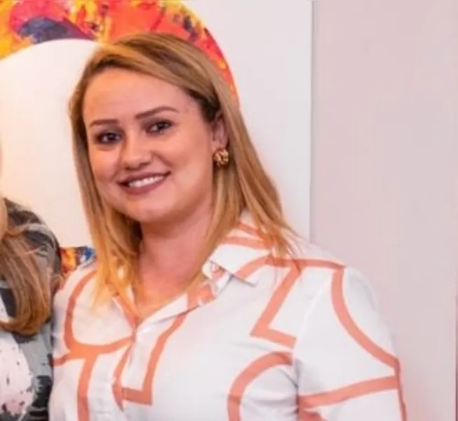 BDAY – A empresária Rogéria Vrismann será muito cumprimentada pela passagem de seu aniversário neste sábado (23). Rogéria que responde pela loja Arte Seda vem a cada dia mais conquistando fieis clientes. Da coluna RC os votos de alegrias e sucesso