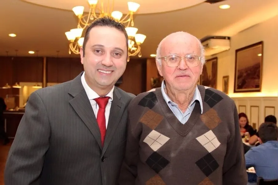 NIVER - Laury José de Oliveira reserva o sábado (23), para receber as felicitações pela chegada de seus oitenta anos de vida. No registro, Laury e seu filho, vereador George Oliveira. Da coluna RC os votos de alegrias e prosperidade