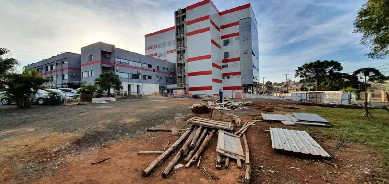 A primeira etapa tem a previsão de iniciar com 67 leitos, 10 leitos de UTI e seis salas de cirurgia