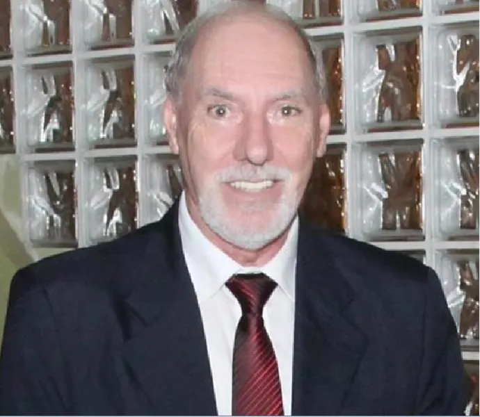NOVO CICLO - Odenir Follador receberá as felicitações pela passagem de seu aniversário no próximo sábado (30). Odenir é  Assessor Cultural da ASMIRE, integrante da Acadêmia de Letras dos Campos Gerais, integrante da APLA e do Centro Cultural Faris Michaele, exercendo um excelente papel para o fomento da cultura em nossa cidade. Da coluna RC os votos de realizações