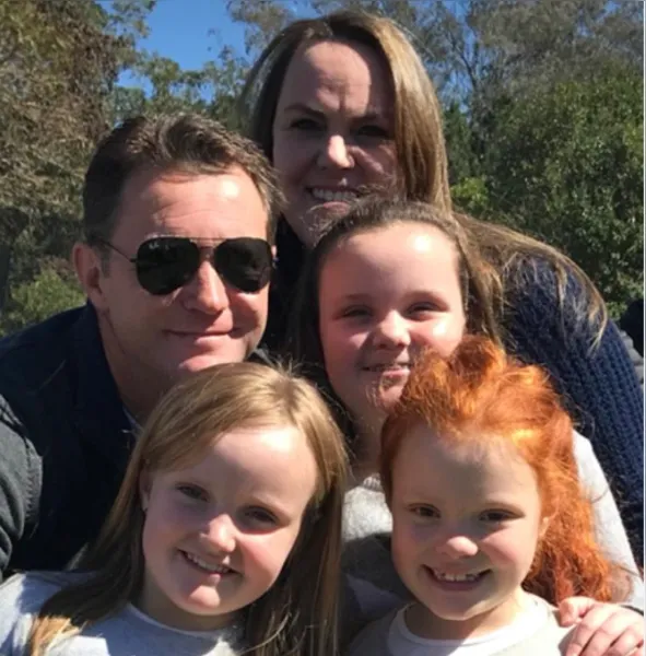 FELICITAÇÕES - Simone Borg Broch receberá as felicitações pela troca de idade no próximo domingo (31). No registro, Simone com seu marido Fabio Broch e suas filhas Izadora, Beatriz e Simone Borg Broch. Da coluna RC os votos de saúde e felicidades