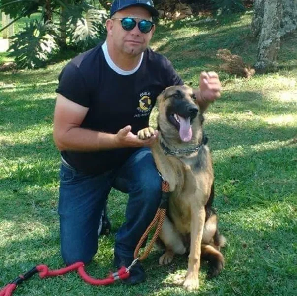FELICITAÇÕES - Paulo Roberto de Freitas foi muito cumprimentado pela passagem de seu aniversário na última terça-feira (2). Paulo se destaca pelo excelente trabalho que faz adestrando cães, sendo notório o amor pelo que faz sempre se aprimorando na arte de ensinar nossos queridos amiguinhos. Da coluna RC os votos de realizações e alegrias