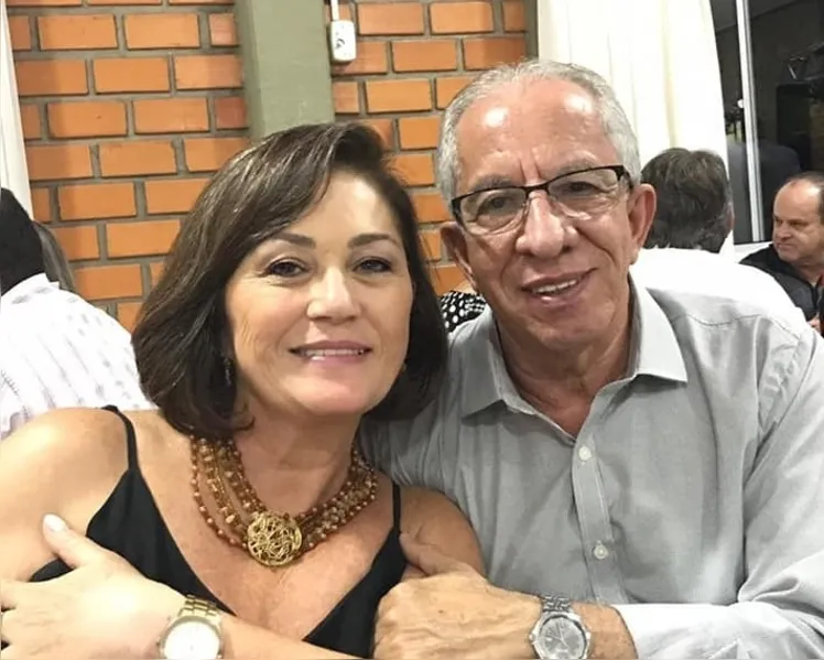 NOVO CICLO - Elaine Zancanaro reserva a sexta-feira (5), para receber as felicitações pela passagem de seu aniversário. No registro Elaine e seu namorado José Ruiter Cordeiro. Da coluna RC os votos de realizações e alegrias
