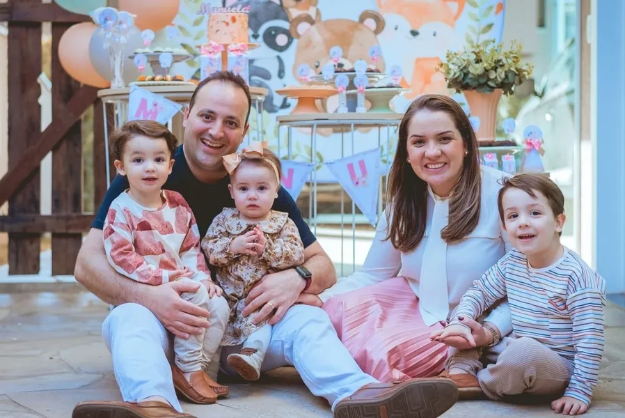 PORTRAIT - No registro especial do fotógrafo Bruno Marinho, o casal Conrado e Carolina Vendrami, com seus filhos Vicente, Manuela e Lorenzo Vendrami. O momento em casa foi eternizado para marcar o primeiro ano de vida da doce Manuela. Da coluna RC os votos de alegrias e prosperidade