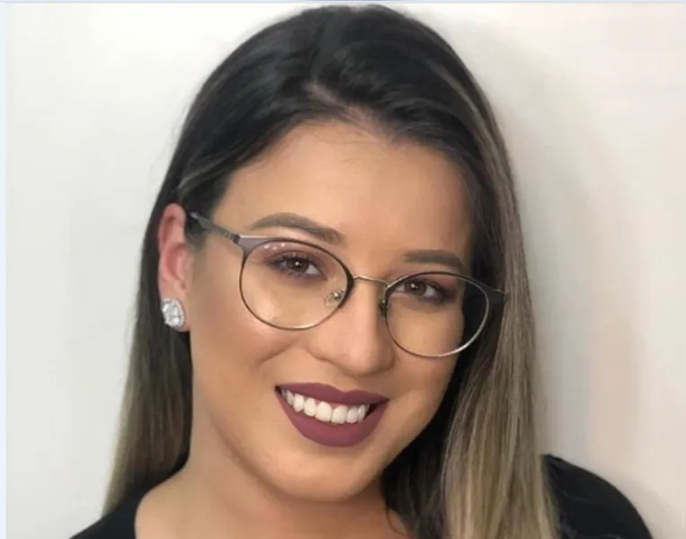 FELICITAÇÕES – A maquiadora Madleine Bueno de Camargo foi muito cumprimentada no último sábado (6). Madh é competente integrante do time de profissionais do badalado salão Menina Bonita, e se atualiza constantemente com técnicas e novidades de maquiagem para melhor atender suas fiéis clientes. Da coluna RC os votos de alegrias e sucesso