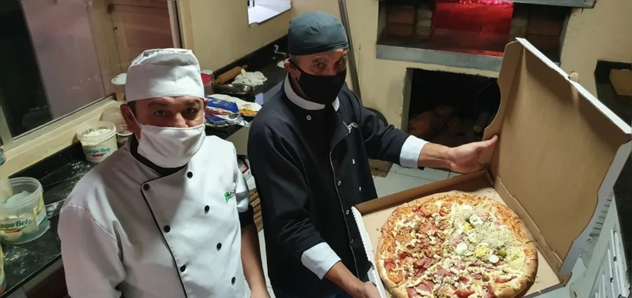 Estabelecimento está no mercado há mais de duas décadas com métodos artesanais e pizzas assadas no fogão a lenha