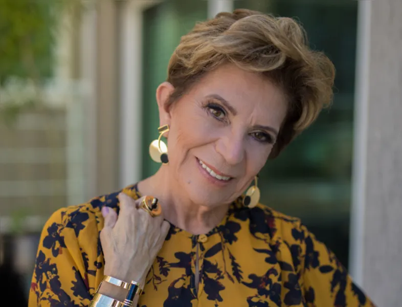 01 BRINDE A VIDA - Se existe um símbolo para a mulher da atualidade, ela pode muito bem representa-lo. Elizabeth Silveira Schmidt  dispensa apresentações. Entusiasta da vida e das suas relações, sempre tem a palavra adequada no momento certo; seja para o disputado mundo político, para os amigos ou para os seus familiares. Sua alegria de viver exprime uma juventude que ultrapassa a idade e essa mulher que sabe transitar nas mais diversas searas com leveza e alegria é o maior símbolo de que a mulher atuante e dona de si, pode conquistar o que desejar e ser relevante em todos os papéis que ocupa; seja como Vice Prefeita, como Rotariana, amiga de todas horas, mãe extremosa, avó carinhosa ou filha companheira