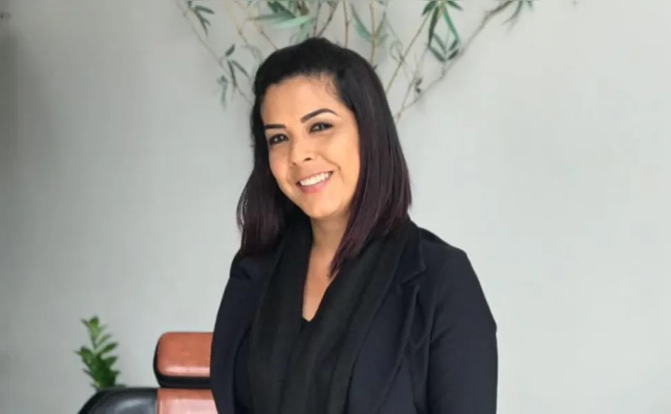 02 BDAY– A hair designer Telma de Jesus dos Santos foi muito cumprimentada na última terça-feira (9) pela passagem de seu aniversário. Telma é competente integrante do time de profissionais do badalado salão Menina Bonita, e se atualiza constantemente com técnicas e novidades para melhor atender suas fiéis clientes. Da coluna RC os votos de alegrias e sucesso. 
